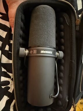 Shure SM7B Matte Black Broadcast Microphone with Foam Windscreen